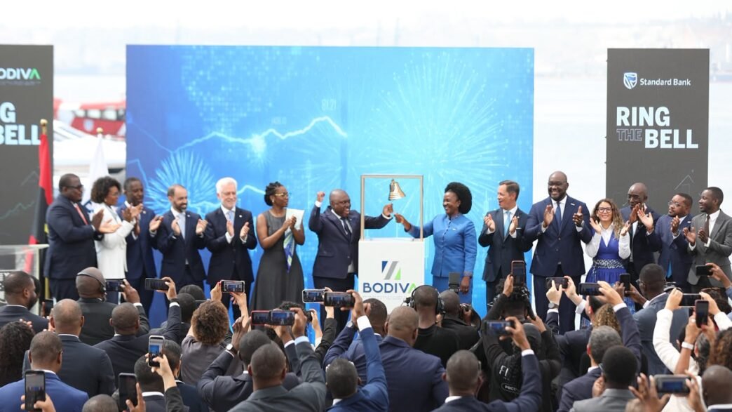 Standard Bank de Angola estreia-se na bolsa com cerimónia “Ring the Bell”