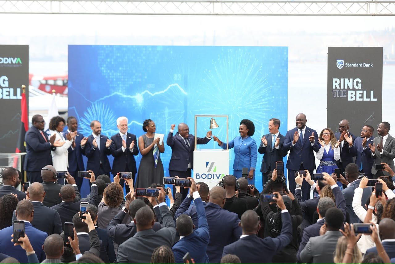 Standard Bank de Angola estreia-se na bolsa com cerimónia “Ring the Bell”